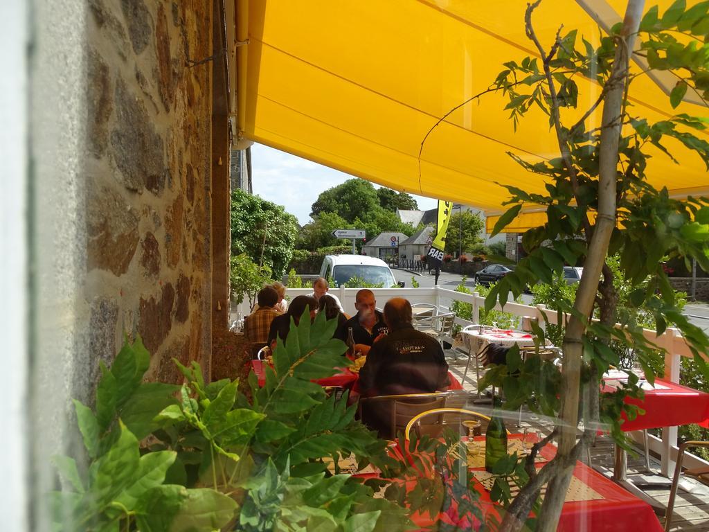 Hotel Restaurant Du Commerce La Gouesnière Dış mekan fotoğraf