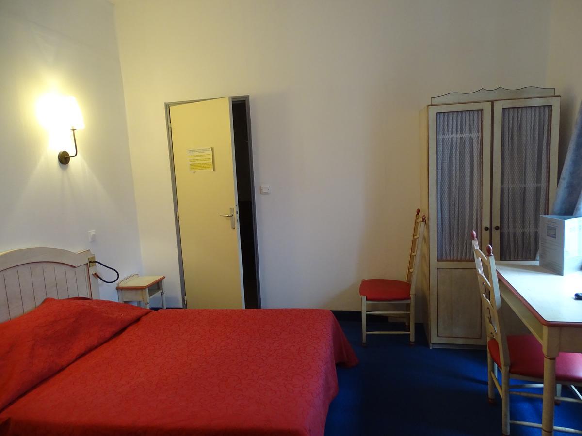 Hotel Restaurant Du Commerce La Gouesnière Dış mekan fotoğraf